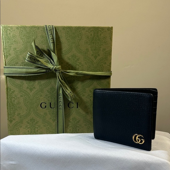 Gucci Black Leather Card Holder with Gold Logo - Picture 1 of 8